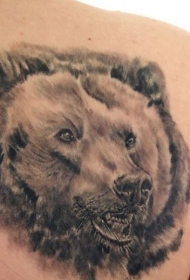背部写实的熊头纹身图案