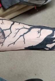 男生手臂上黑色点刺技巧几何线条月亮和枯树纹身图片