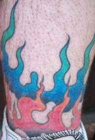蓝色和红色的火焰纹身图案