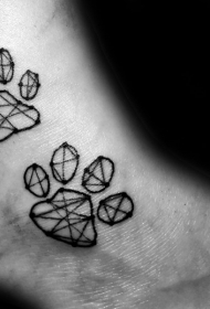 脚踝黑色的小狗爪印纹身图案