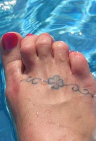 脚背四叶草藤蔓纹身图案