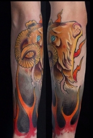 小臂漂亮的彩色卡通山羊头部与火焰纹身图案