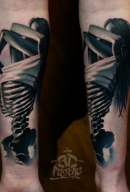 手臂令人印象深刻的妇女与骨骼纹身