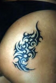 臀部黑色的部落标志纹身图案