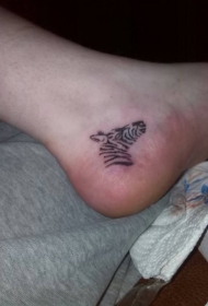 脚部简约小黑轮廓斑马头纹身图案