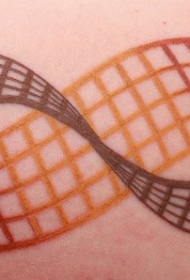 背部红色的莫比乌斯带纹身图案