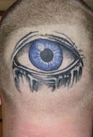 头部蓝色眼睛纹身图案
