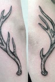手臂黑白雕刻纹身图案