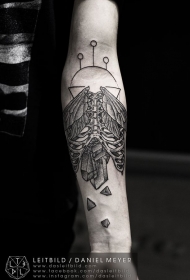 手臂黑白点刺骨骼与翅膀碎石纹身图案