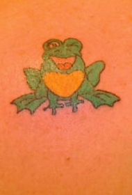 肩部彩色卡通微笑的青蛙纹身图案