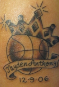 大臂皇冠和篮球纹身图案