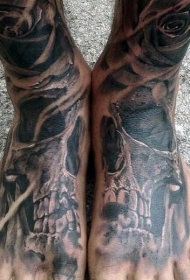 脚部黑灰骷髅与玫瑰纹身图案