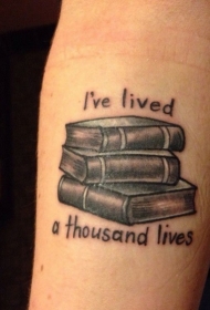 手臂灰色书籍与英文报价纹身图案