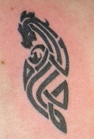 肩部黑色马部落图腾纹身图案