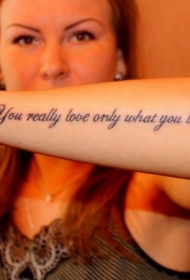 手臂漂亮优雅的黑色字母纹身图案