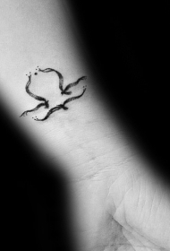 手腕黑色简约线条神秘符号纹身图案