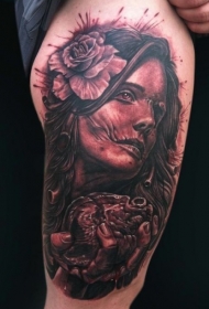 腿部逼真的吉普赛女人与心脏纹身
