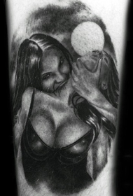 手臂非常酷的吸血鬼女性纹身图案