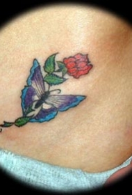 蓝色蝴蝶和红玫瑰纹身图案