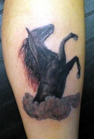 写实的黑色马和云朵纹身图案