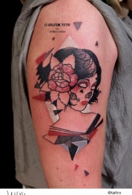 大臂old school女生头像和玫瑰纹身图案
