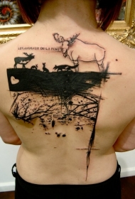 背部黑色的泼墨各种动物和字母纹身图案