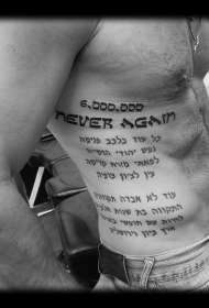 侧肋黑色的纪念阿拉伯字母纹身图案