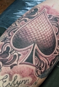 简单的黑灰黑桃符号与字母纹身图案