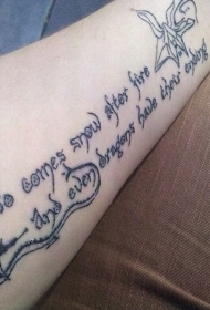 手臂黑色的字母与花朵纹身图案