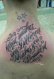 背部花体英文字母和星星纹身图案