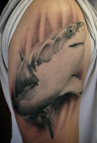 现实主义风格的黑灰大鲨鱼纹身图案