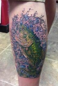 小腿绿色的鲤鱼和浪花纹身图案