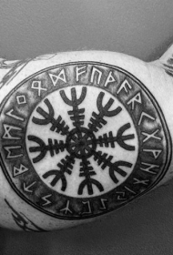 大臂圆形的黑色古老象征字符纹身图案