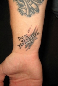 手腕拉丁文字母黑色纹身图案