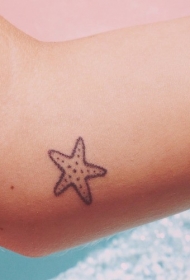 简单的黑色轮廓小海星手臂纹身图案