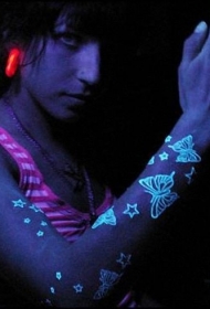 星星和蝴蝶荧光手臂纹身图案