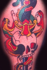 彩色经典骷髅匕首和蛇纹身图案