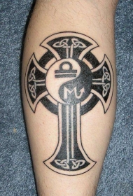 阴阳八卦和部落图腾与十字架纹身图案
