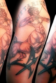 肩部棕色射手座和字母纹身图片