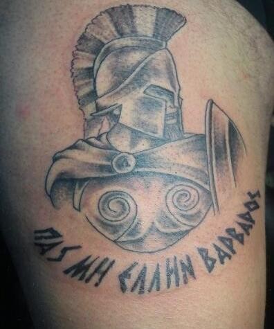 大臂浅色的斯巴达勇士与字母纹身图案