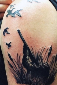 难以置信的现实主义风格猎人和飞行鸭纹身图片