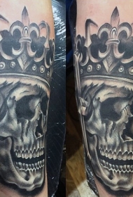 皇冠和骷髅匕首纹身图案