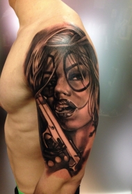 手臂new school性感小丑女子和手枪纹身图案