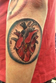 男性手臂彩色心脏纹身图案