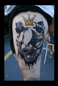 大腿几何熊与皇冠纹身图案
