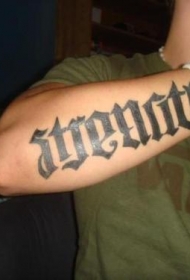 手臂黑色字符花体双面效应纹身