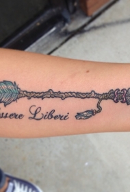 手臂英文字母和古代箭彩色纹身图案