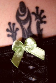 腰部黑色小部落蜥蜴纹身图案