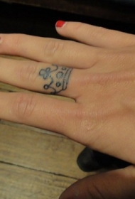 手指上的小皇冠纹身图案