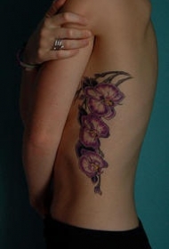腰侧粉红兰花花纹身图案